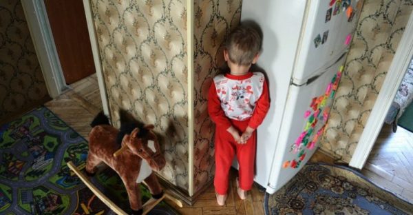 Мальчик в углу