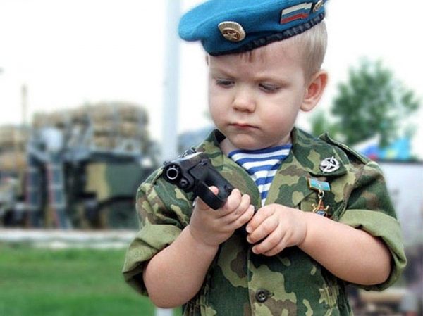 Малыш с пистолетом