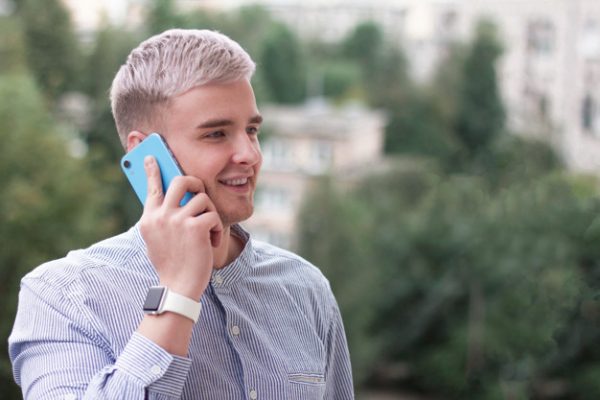 Парень разговаривает по мобильному