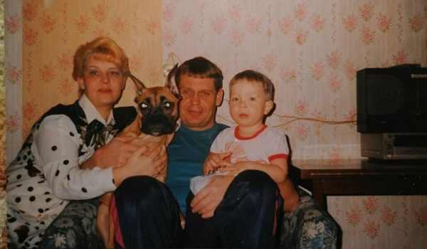 Маленький Влад Кудряшов с родителями и собакой