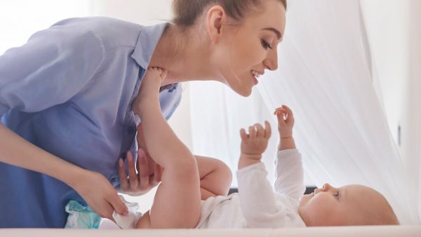 Как правильно подмывать новорожденного мальчика под краном: схема