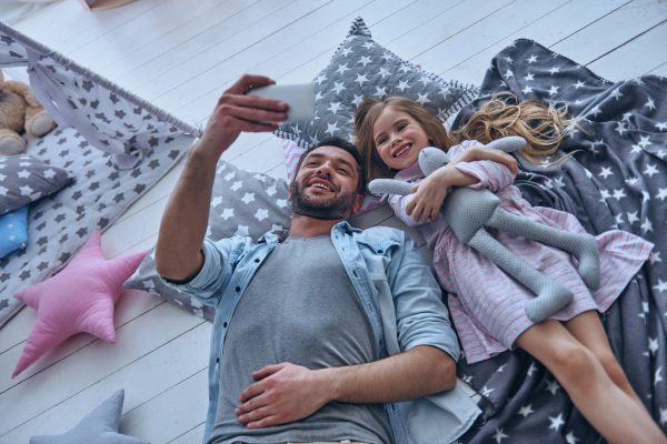 Папа фотографируется с дочкой