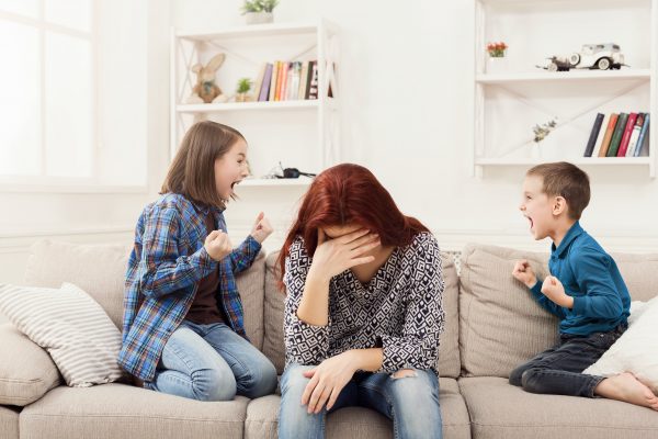 брат и сестра ругаются