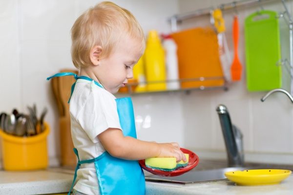 The child washes the dishes