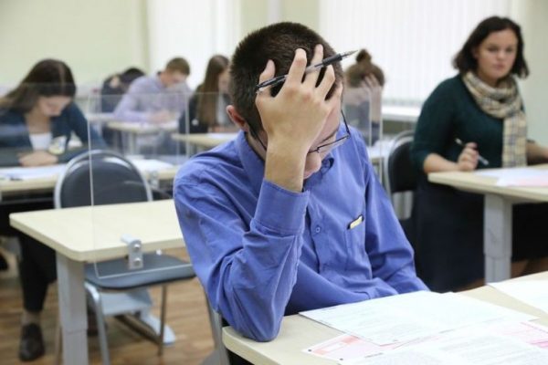 Парень думает
