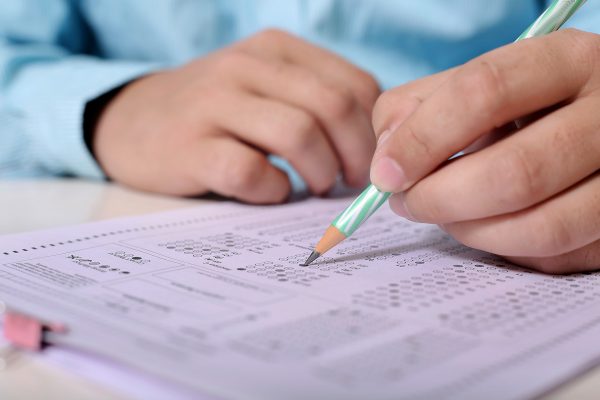 Ученик решает тест