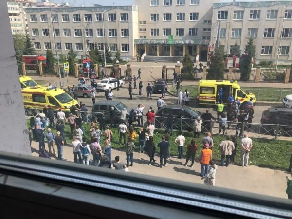 Двор гимназии 175