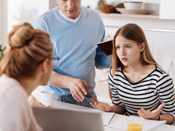 Девочка ссорится с родителями