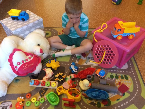 Ребенок не играет с игрушками