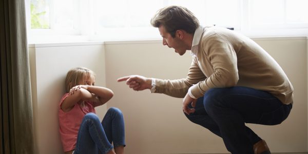 Родители оскорбляют детей. Фото mel.fm