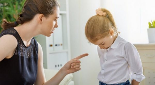 Женщина ругает девочку