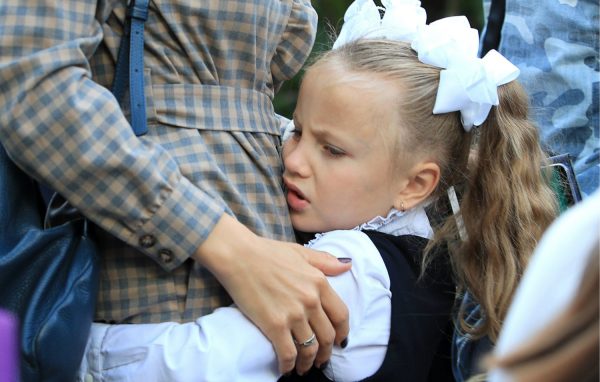 Девочка не хочет идти в школу