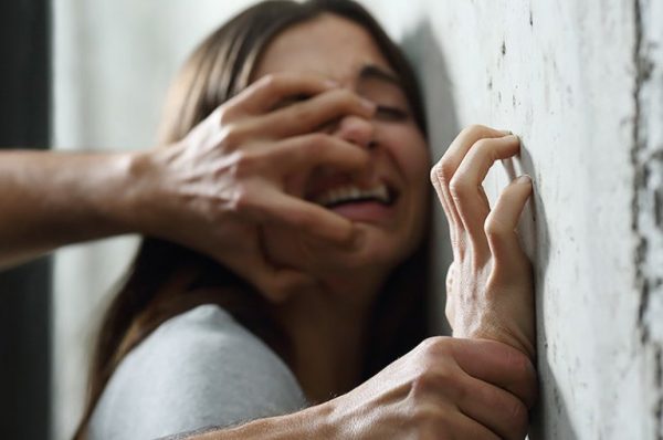 Девочку насилуют