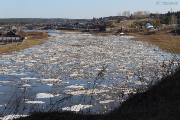 маленькая девочка у реки