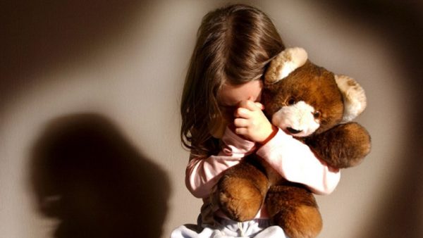 Девочка в обнимку с игрушкой
