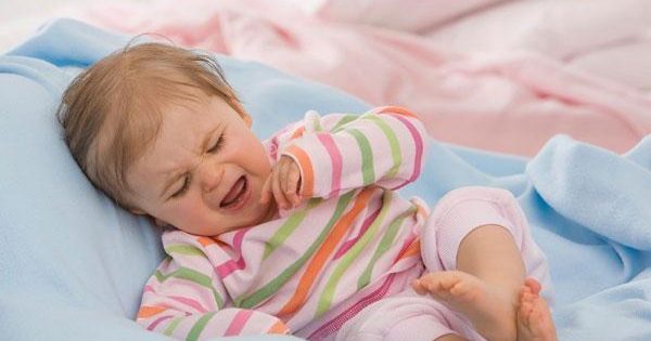 плачет