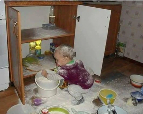 Дети на кухне - 24 фото малышей, которые остались одни всего на пару минут