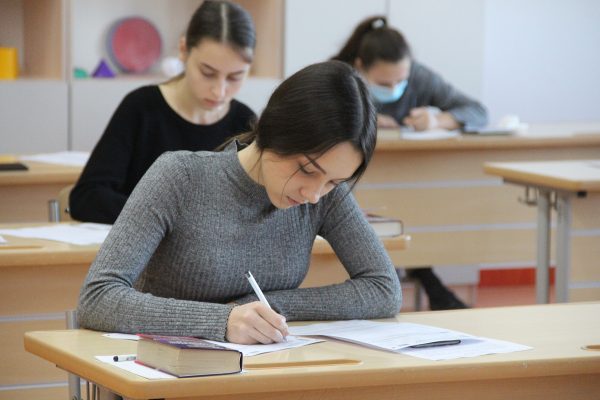 ученица пишет сочинение