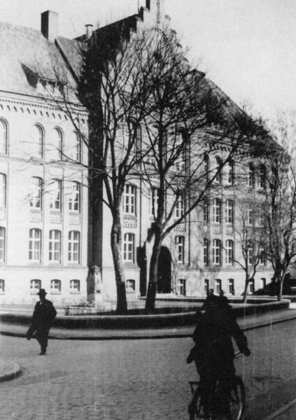 Здание королевской гимназии в Тильзите, начало XX века Подробнее на «Меле»: https://mel.fm/zhizn/istorii/793861-istoriya-samoy-staroy-shkoly-v-rossii-kotoroy-v-etom-godu-ispolnyayetsya-435-let