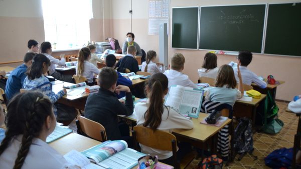 Владимир Путин поручил уменьшить количество контрольных и практических работ в школах