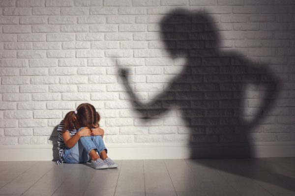 Ребенок на улице плакал. Женщина, проходящая мимо, до сих пор жалеет, что не остановилась и не спросила, что же случилось