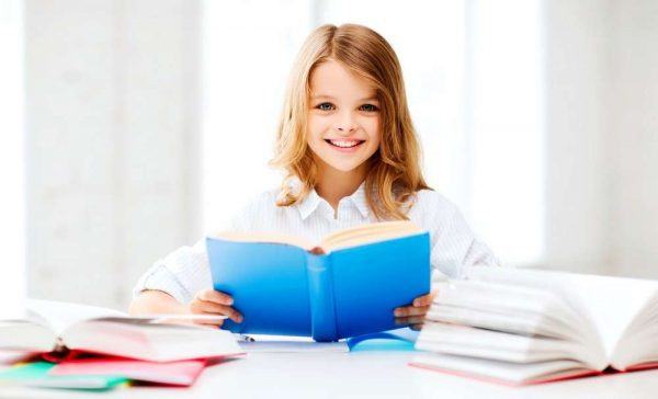 ребенок читает книгу