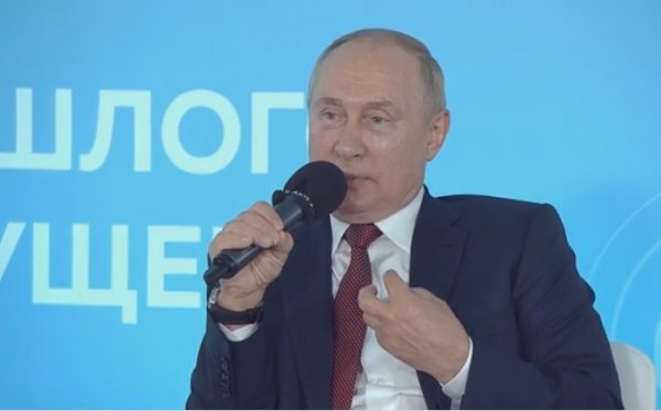 В Кремле не считают наглостью слова школьника, сделавшего замечание Путину