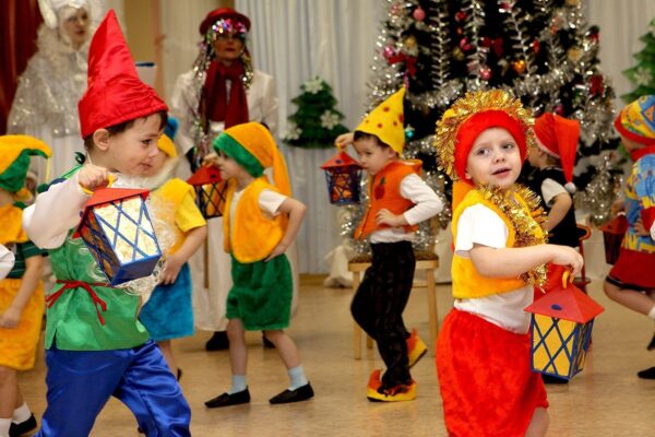 Новогодние развлечения для детей: самые веселые игры и конкурсы, интересные фокусы и опыты