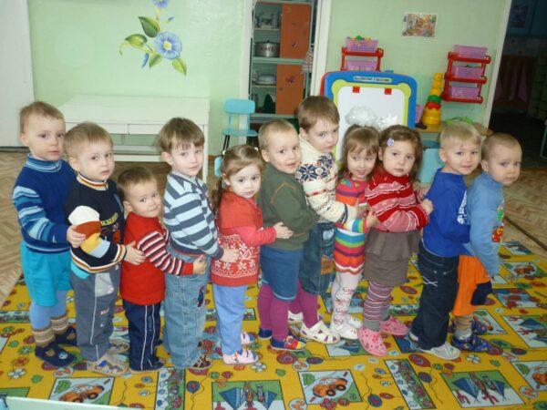 Новогодние развлечения для детей: самые веселые игры и конкурсы, интересные фокусы и опыты