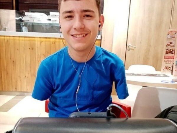 Как сейчас живет 16-летний Денис, который 7 лет назад лишился обеих рук