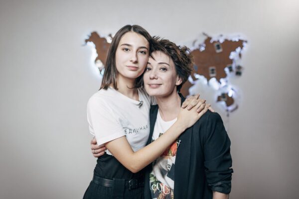 Стало известно, где находятся дети Чулпан Хаматовой, которая эмигрировала в Латвию - как выглядят ее дочери сейчас