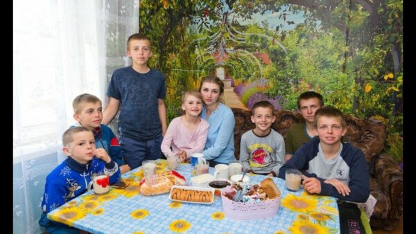 Как живет Кристина Евтушенко, которая в 18 лет усыновила пятерых братьев и сестру