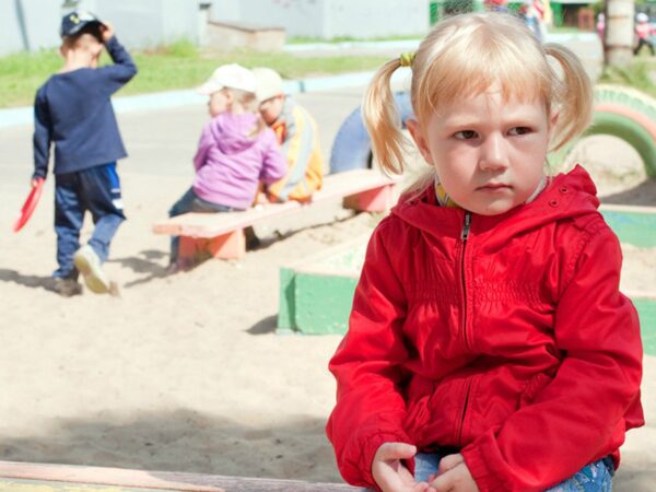 Как поступать родителям, если его ребенка другие дети не принимают в игру