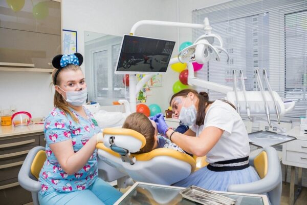 Уход за зубами с раннего возраста: основные правила и виды стоматологических услуг