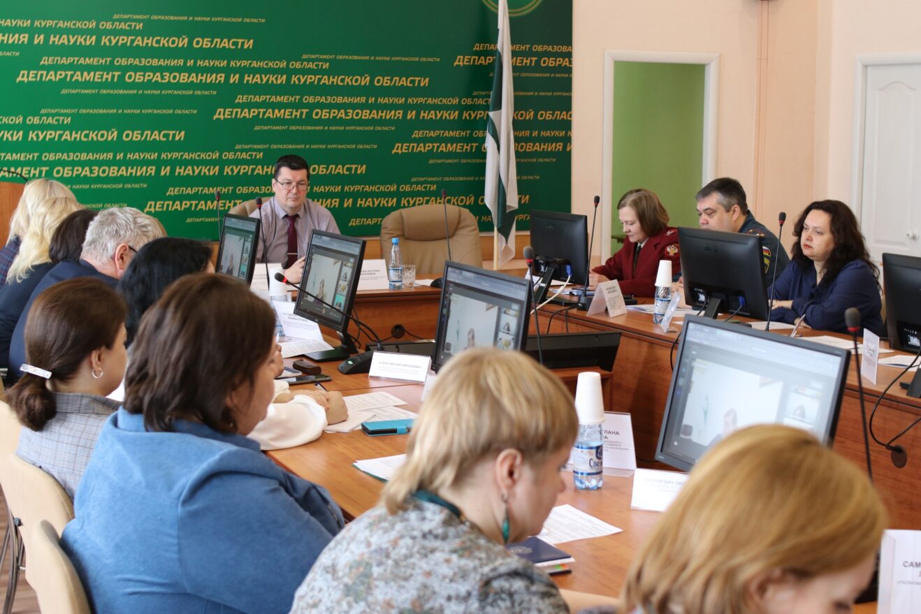 В Департаменте образования и науки обсудили приоритетные задачи по организации летней оздоровительной кампании детей