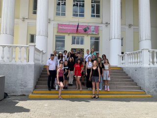 12 ребят из Курганской области отправились в МДЦ «Артек» на 9-ю смену «Солнце, море и Артек»