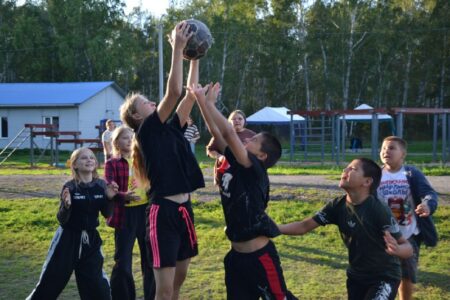 В загородном оздоровительном лагере «Космос» завершилась пятая летняя патриотическая смена «Наследники победы»