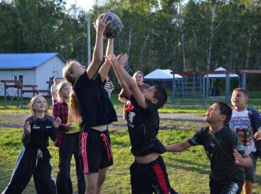 В загородном оздоровительном лагере «Космос» завершилась пятая летняя патриотическая смена «Наследники победы»