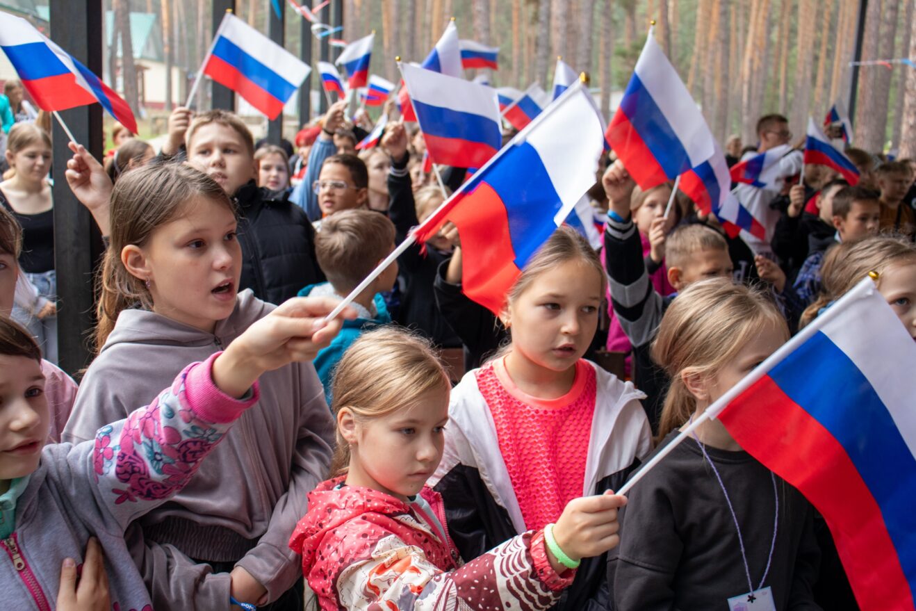 Лагеря отметили День Государственного флага Российской Федерации