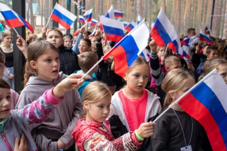Лагеря отметили День Государственного флага Российской Федерации
