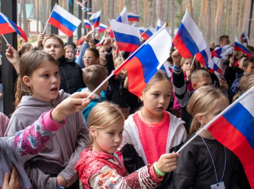 Лагеря отметили День Государственного флага Российской Федерации