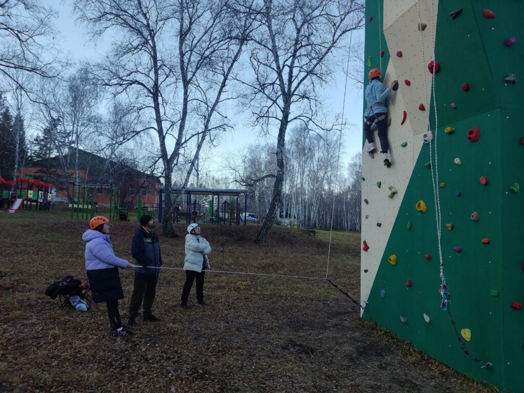 Специалисты лагерей осваивают скалолазание в рамках курсов повышения квалификации