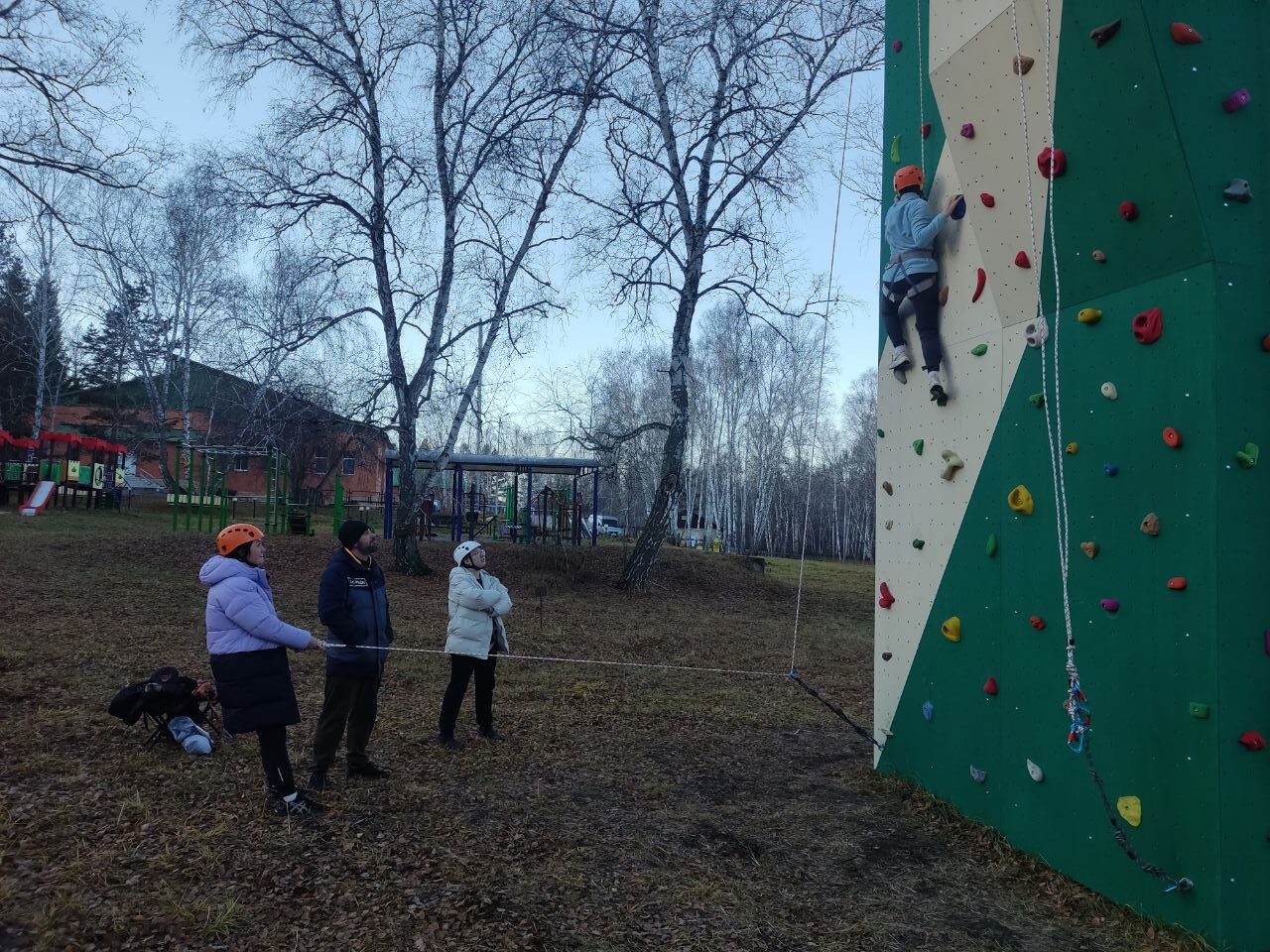 Специалисты лагерей осваивают скалолазание в рамках курсов повышения квалификации