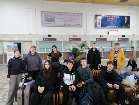 Курганские школьники отправились на предновогоднюю смену в «Артек»