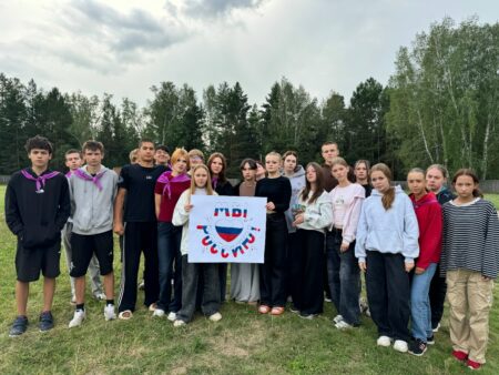 В загородных лагерях Курганской области отметили День Государственного флага Российской Федерации