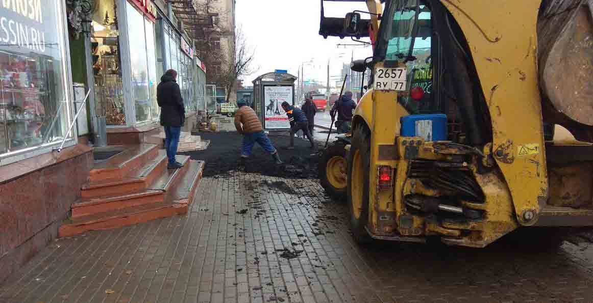 На «Войковской» асфальт стали укладывать прямо на плитку