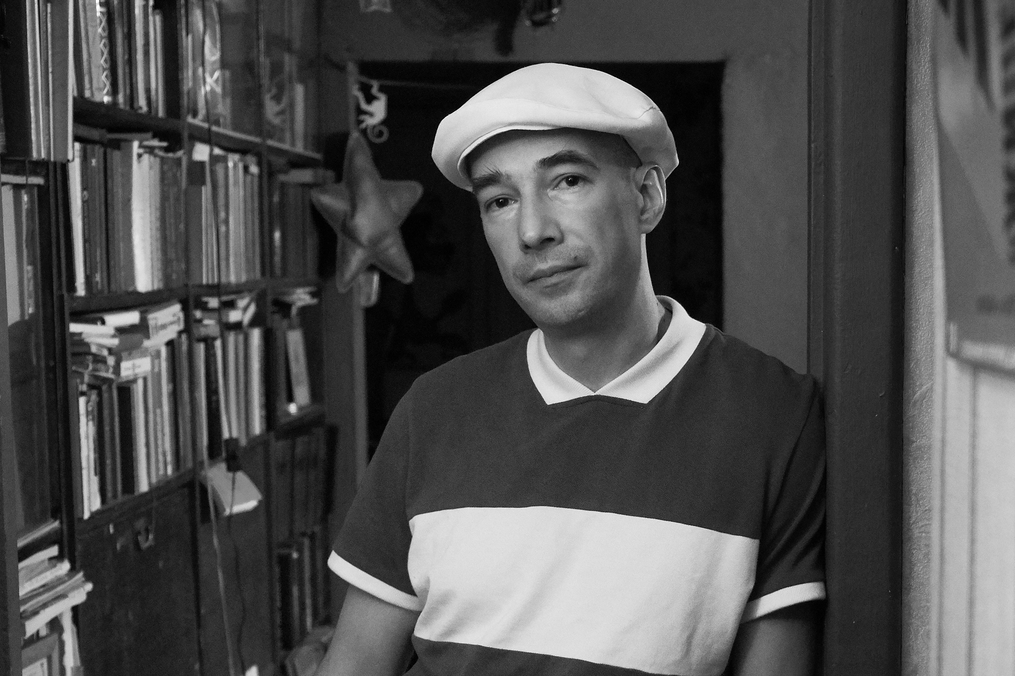 Почему вы должны меня знать: основатель книжного «Живет и работает» Денис Крюков