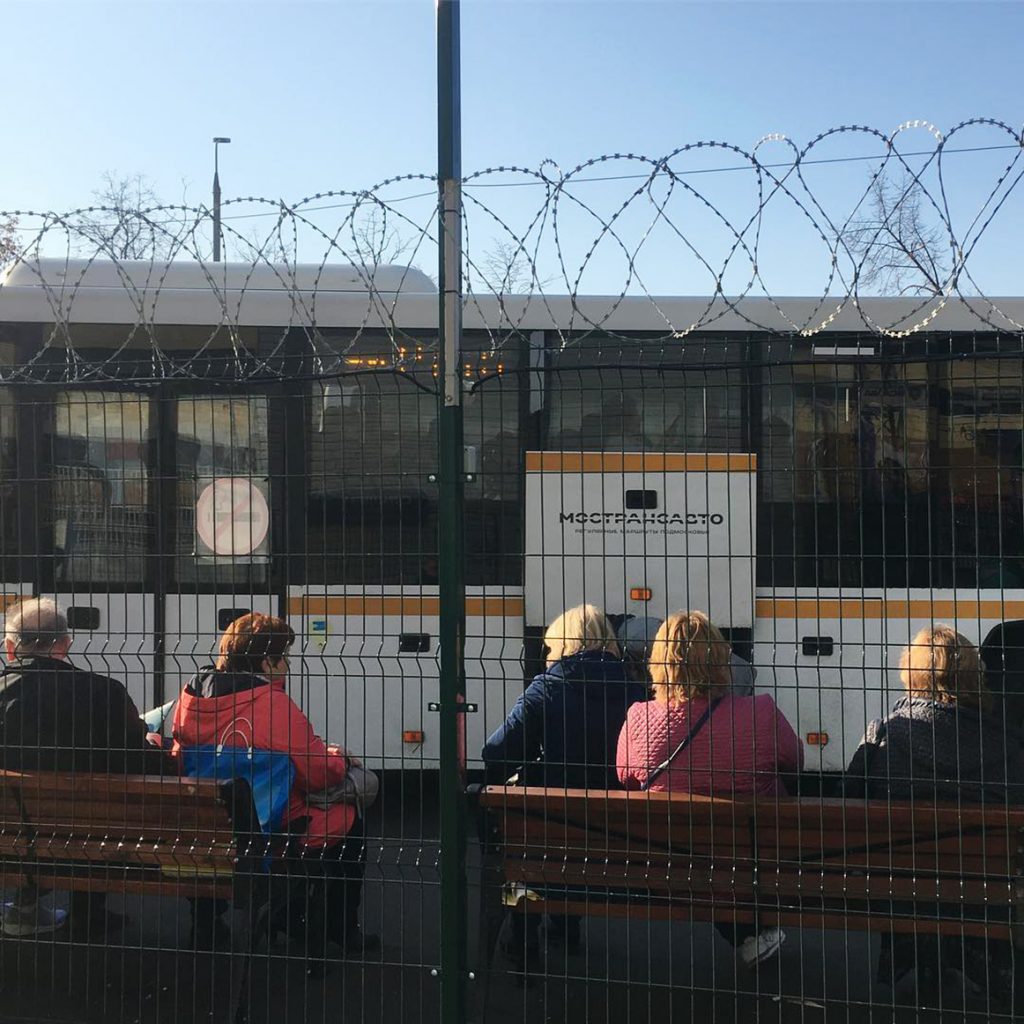 В Тушино автобусную станцию украсили колючей проволокой