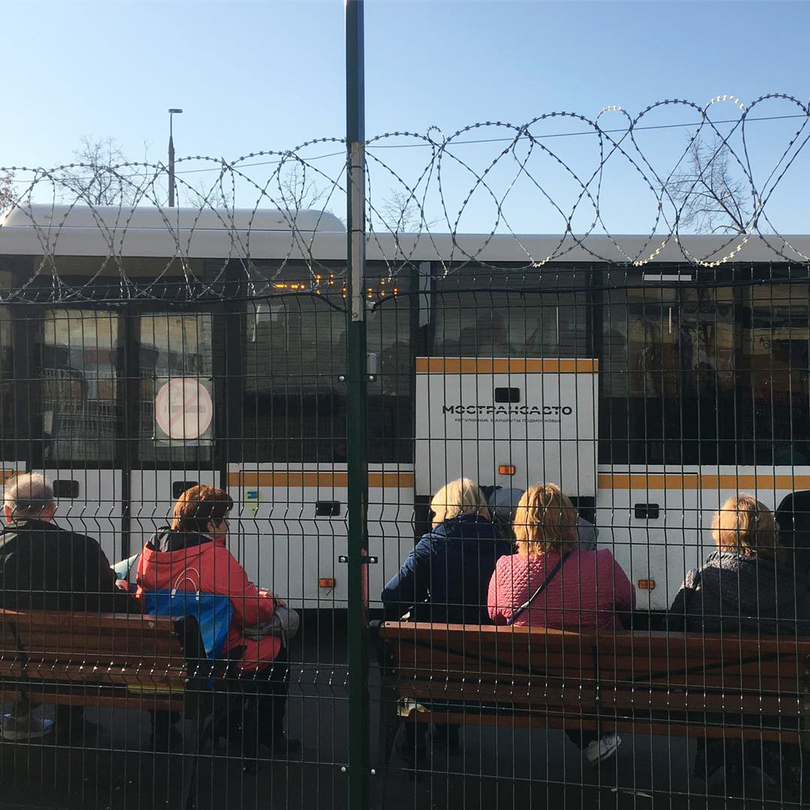 В Тушино автобусную станцию украсили колючей проволокой