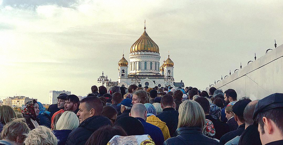 Прямо сейчас люди стоят в очереди в Храм Христа Спасителя по пять часов